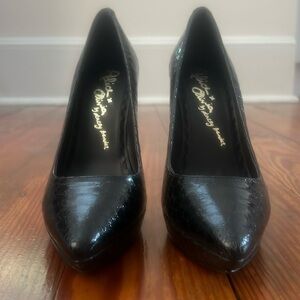 Alice+ Olivia by Stacey Bendet black snakeskin platform pumps 38.5